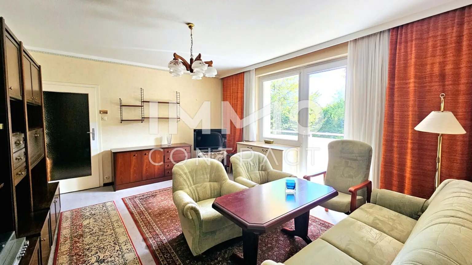 Lichtdurchflutete, renovierungsbedürftige 3-Zimmer-Wohnung mit großer Süd-Loggia