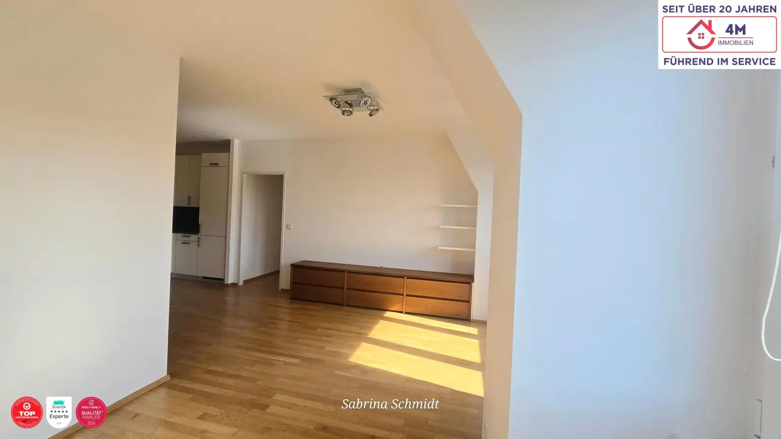 Dachgeschosswohnung mit 3 Zimmern auf ca. 70m2 inkl. Garage - Ruhige Lage, Lichtdurchflutet und hochwertig ausgestattet!