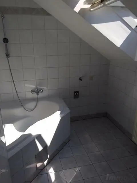 Bad mit Eckbadewanne, WM-Anschluß...