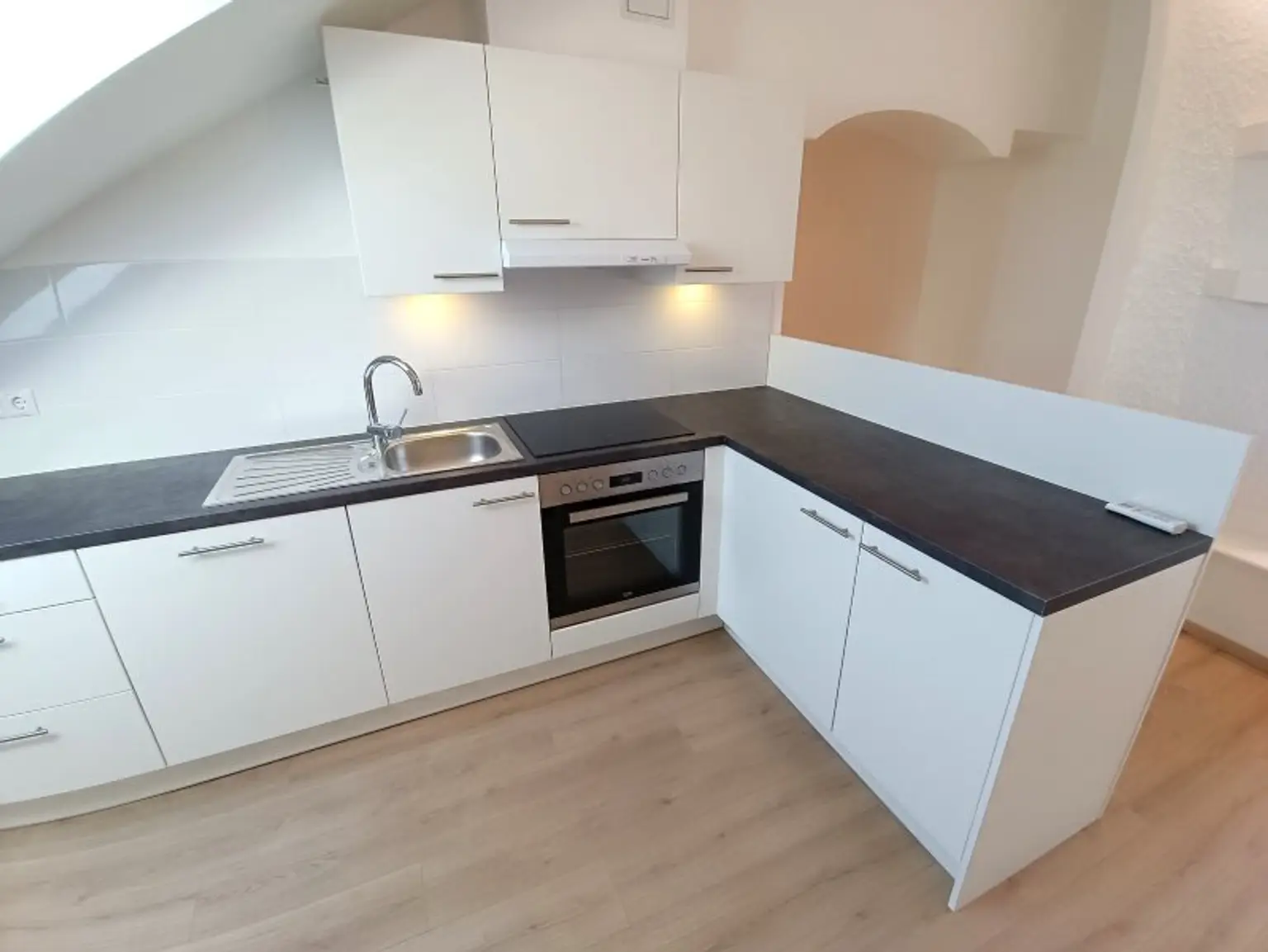 Dachgeschoss-Wohnung mit Innenhoflage! 3 Zimmer! Nähe Servitenviertel und U4 Friedensbrücke!