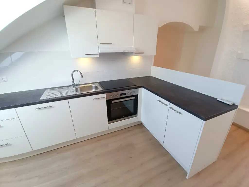 Dachgeschoss-Wohnung mit Innenhoflage! 3 Zimmer! Nähe Servitenviertel und U4 Friedensbrücke!