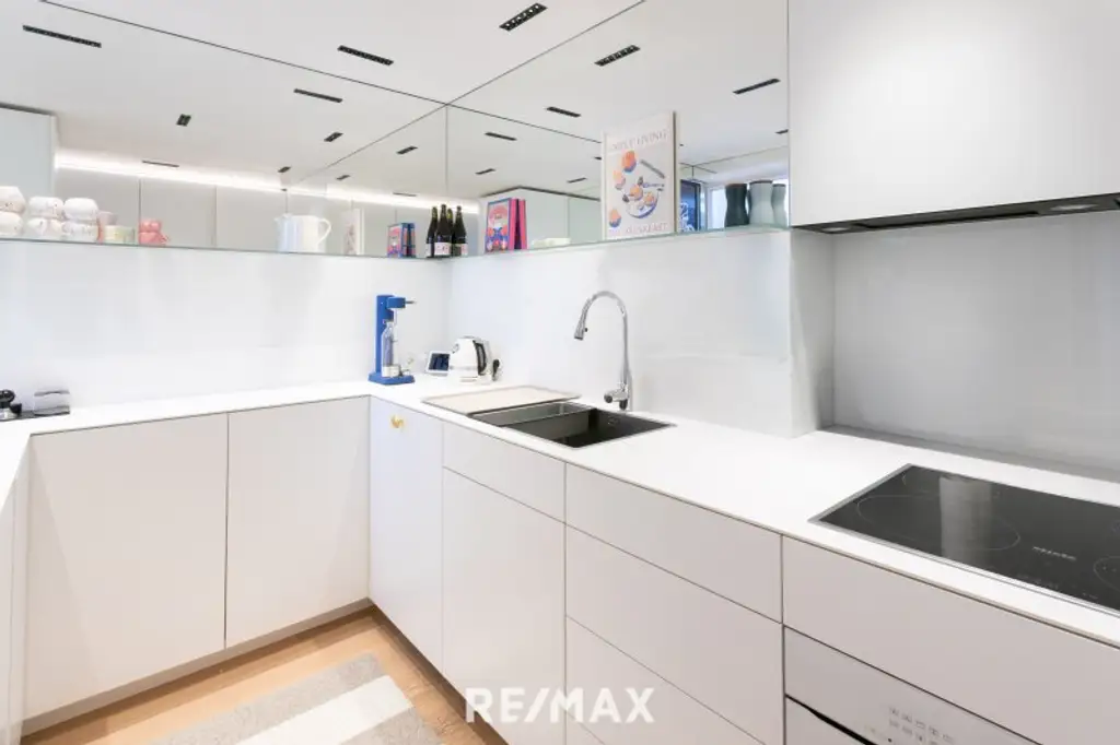 Alt-Hietzing - Luxuriöses Dachgeschoss mit Terrasse auf Wohnebene !