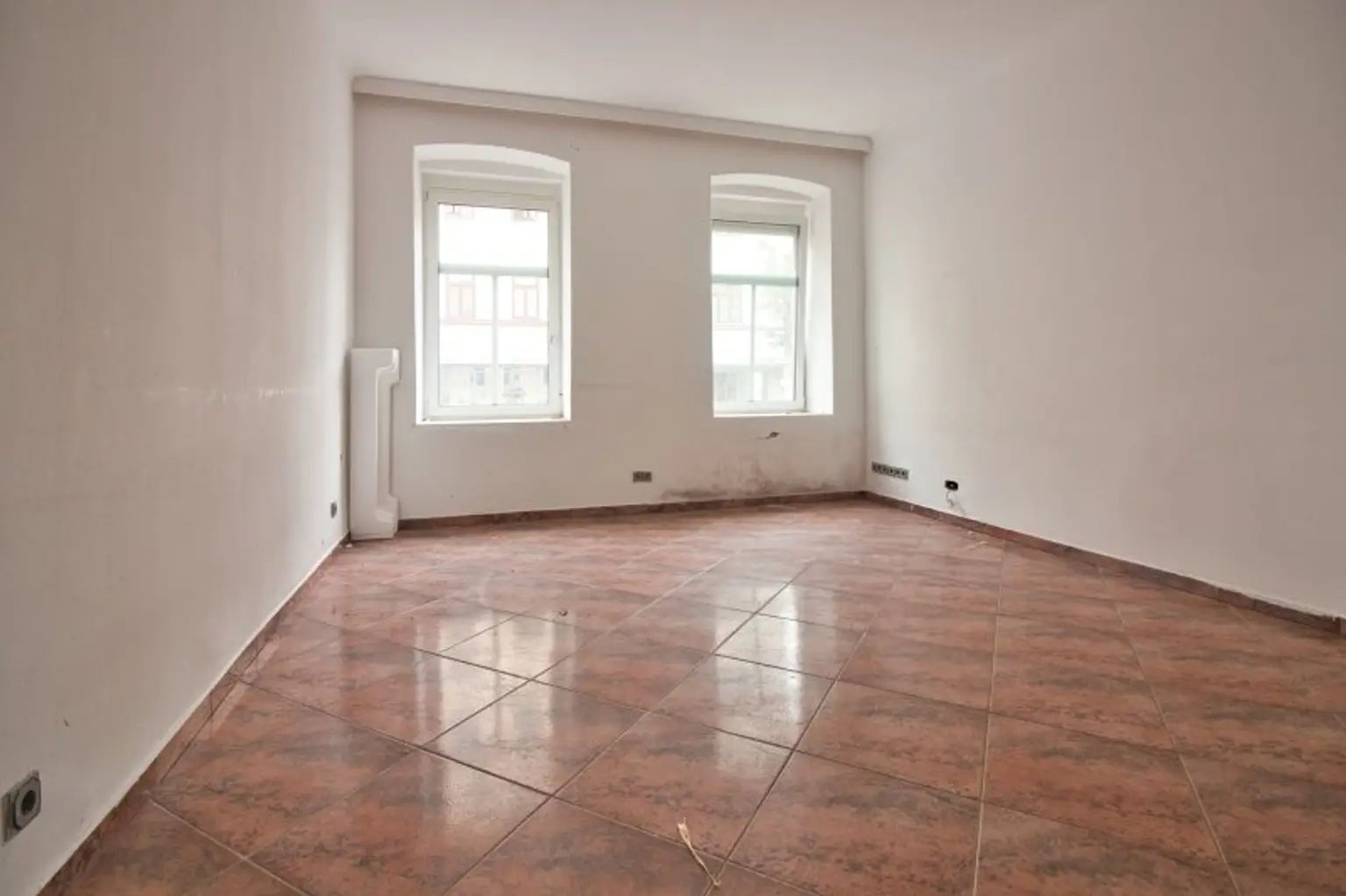 Kurzzeitvermietung möglich | Sanierungsbedürftige 1-Zimmer-Wohnung mit WC angrenzend | Hochparterre