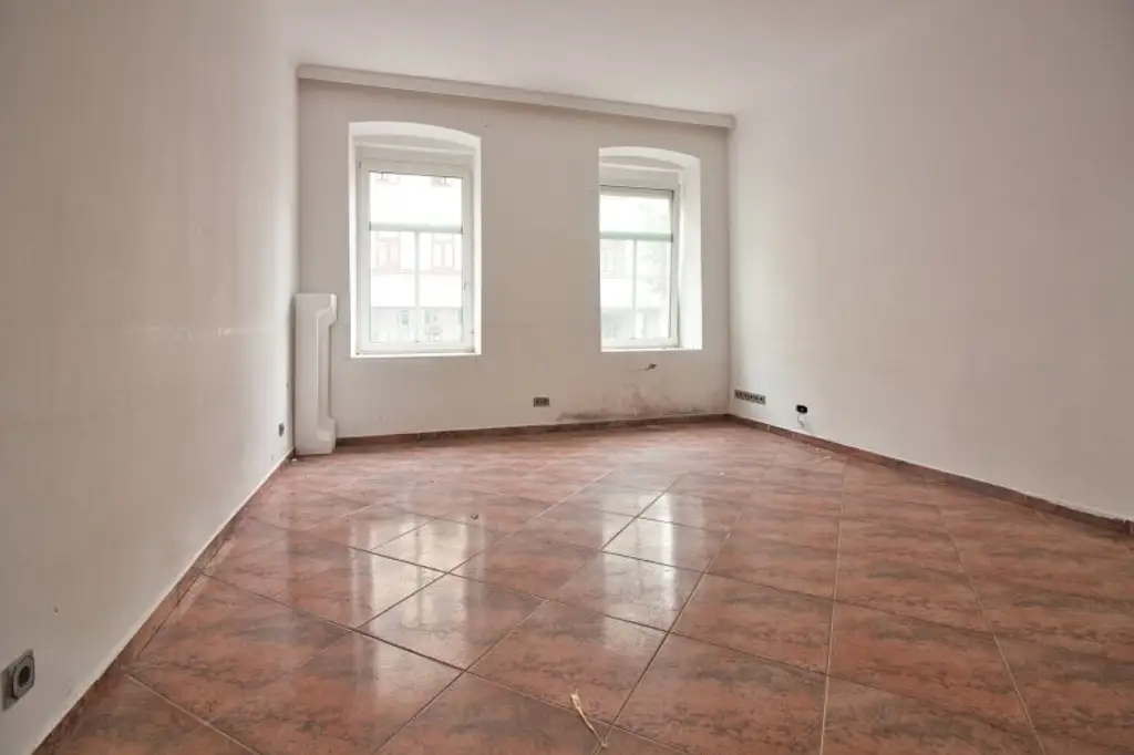 Kurzzeitvermietung möglich | Sanierungsbedürftige 1-Zimmer-Wohnung mit WC angrenzend | Hochparterre
