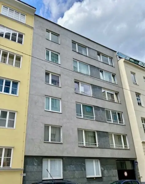 Terrassentraum mit herrlichem Fernblick: 3 Zimmer, Küche und 46 m2 Terrassen im 5.Stock, Stellplätze im Hof mitbenützbar, Nähe U1-Taubstummerngasse + Belvedere!