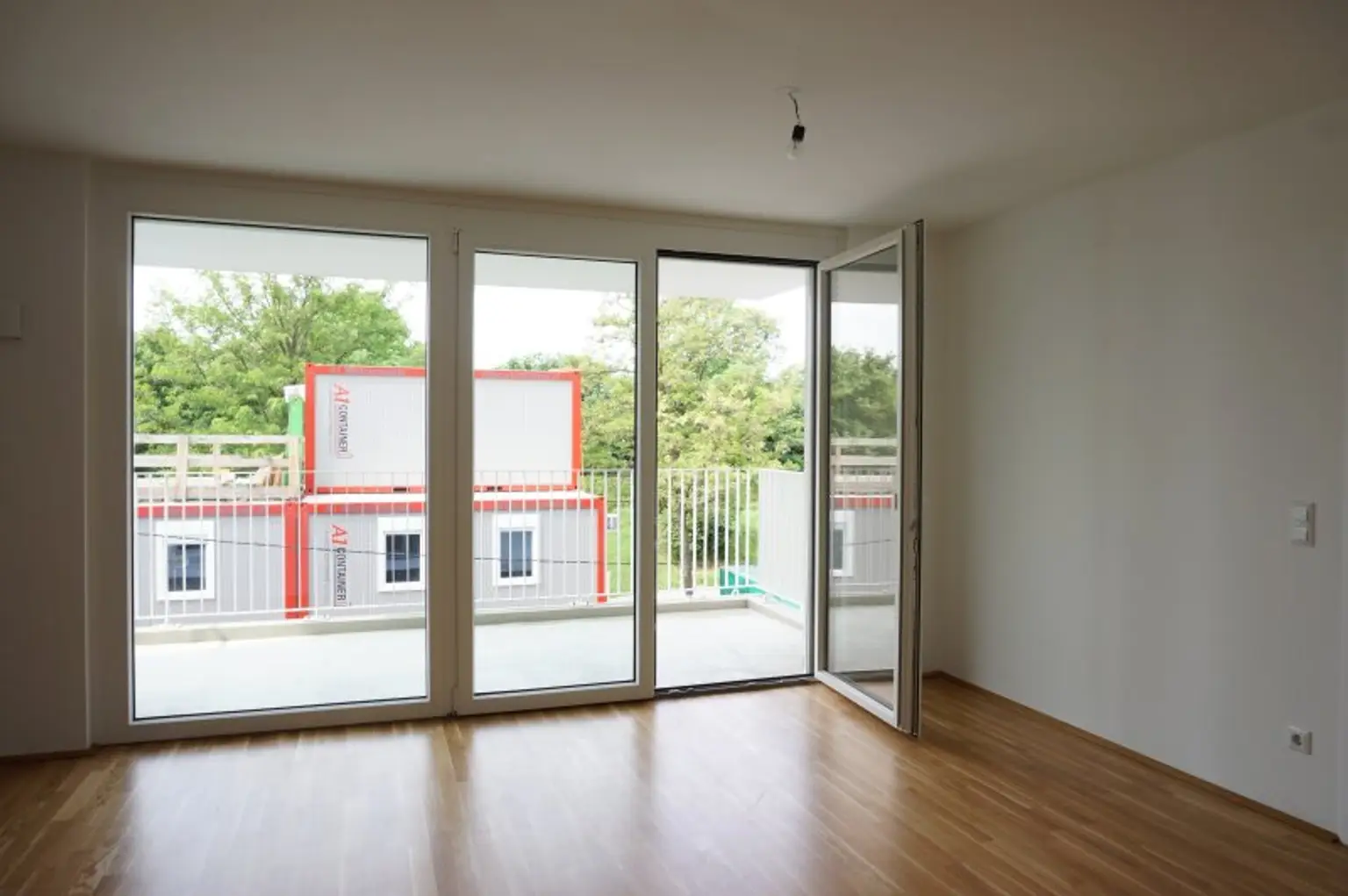 UNO - U1 Am Kaisermühlendamm  - Neubau mit großem Balkon und Garage - Mietbeginn ab 15. November 2025 | New 1BR apartment with Garage - start of lease 15/11/2025