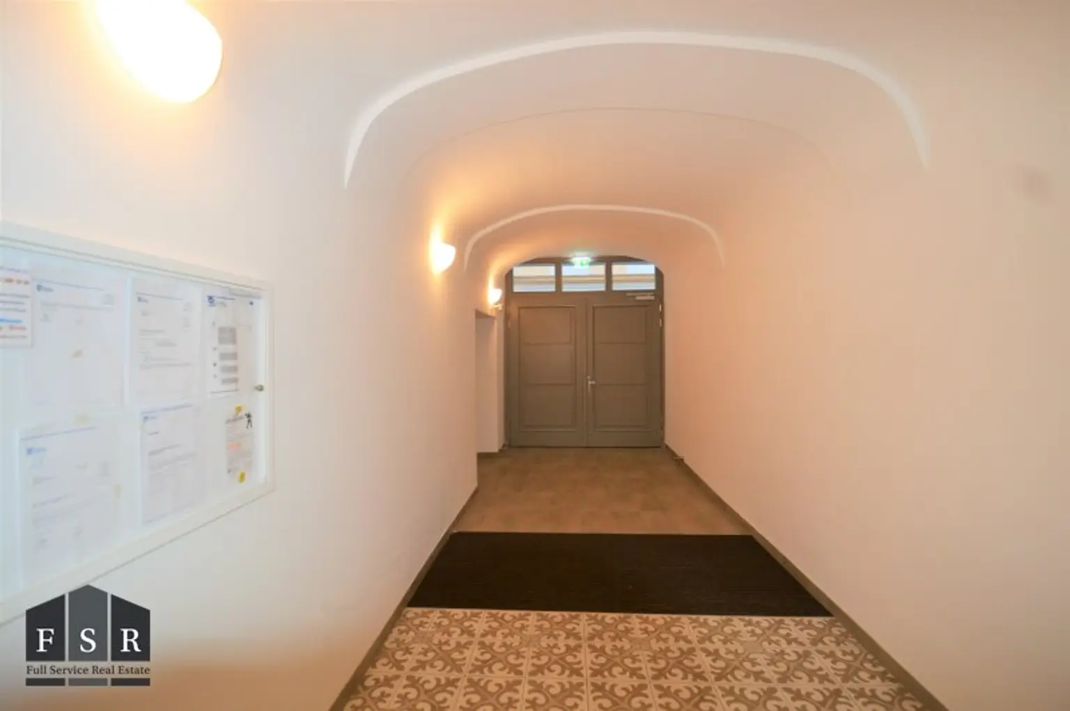 Alles da - Moderne und elegante Altbauwohnung mit Balkon in bester Lage + 1x Garagenplatz und Einbauküche im Preis inkludiert
