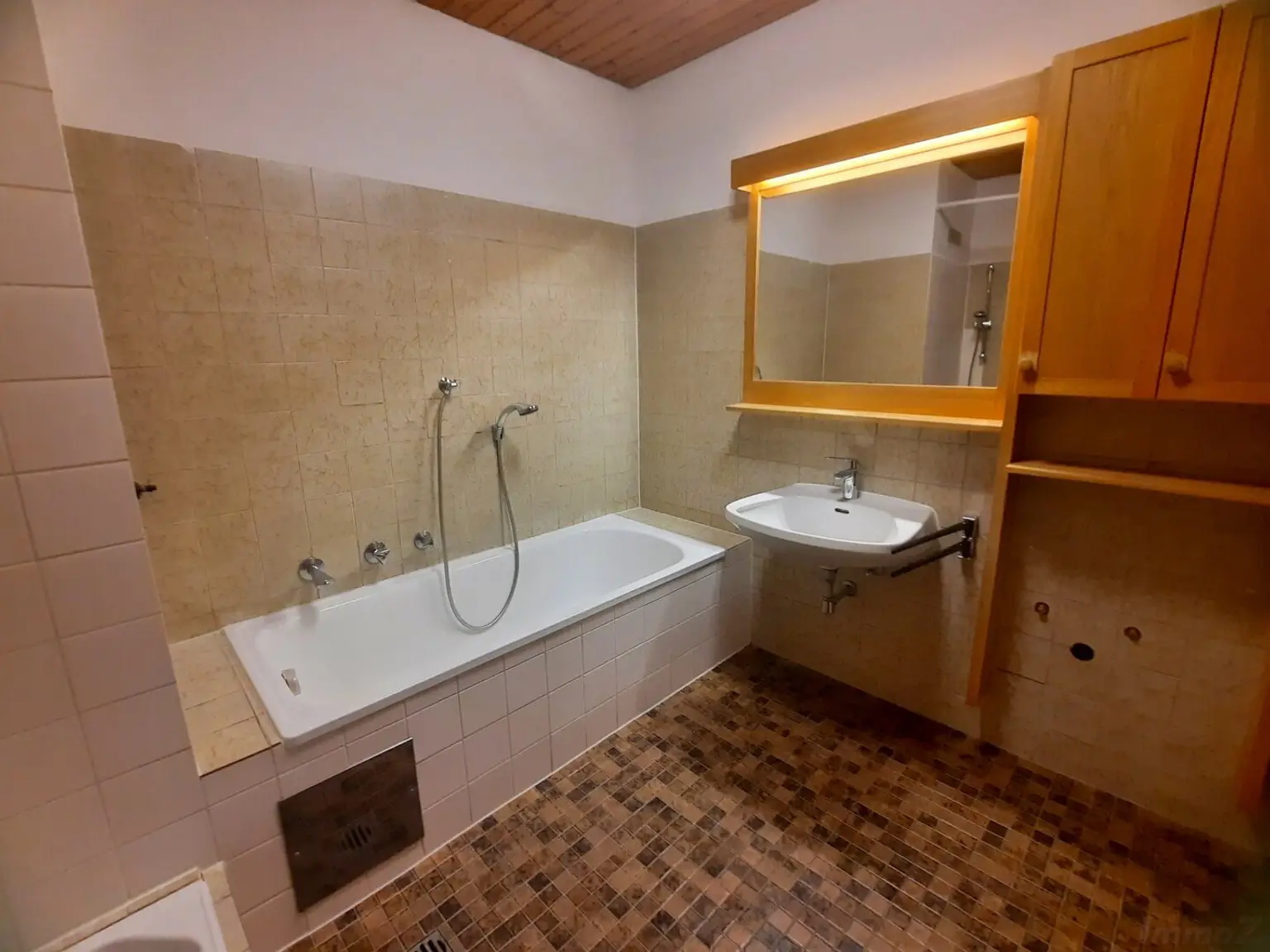 großes Bad mit Wanne und Dusche