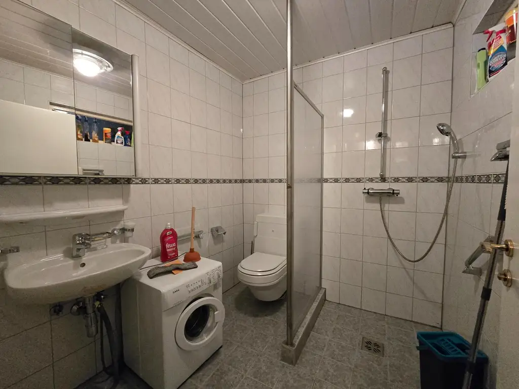 Haus mit zwei Wohneinheiten und Gartenidylle