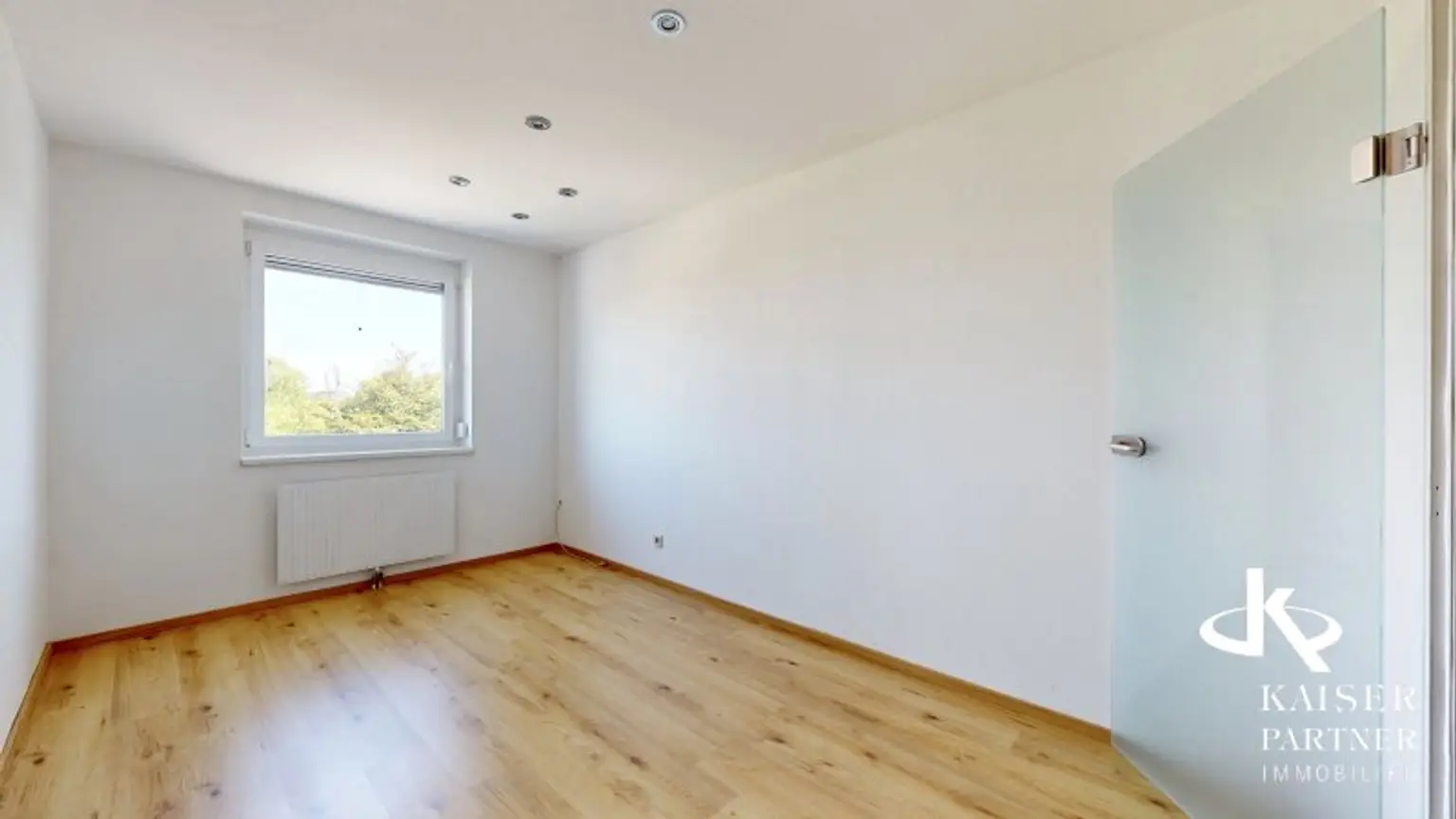 HELLE 3-ZIMMERWOHNUNG MIT LOGGIA IN GRÜNOASE!