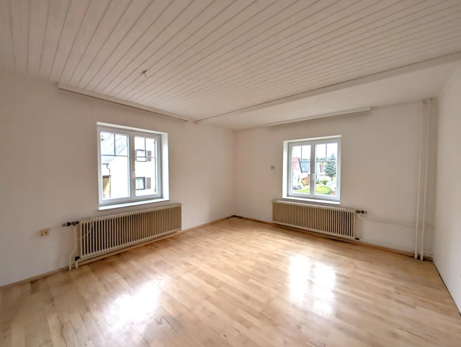 Liebevoll saniertes Einfamilienhaus in Ruhelage m. Doppelgarage - wartet auf Ihren Einzug