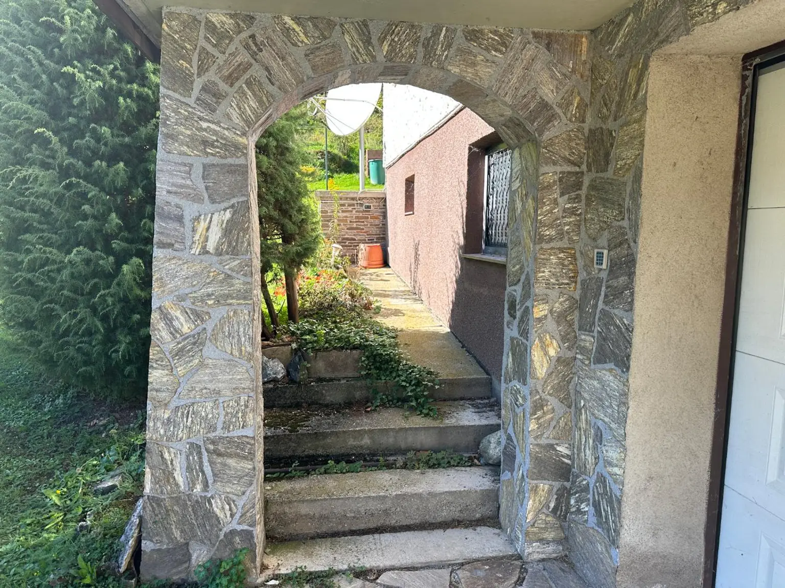 ***Idyllisches Ein- bis Zweifamilienhaus – Natur pur und sofort beziehbar !***