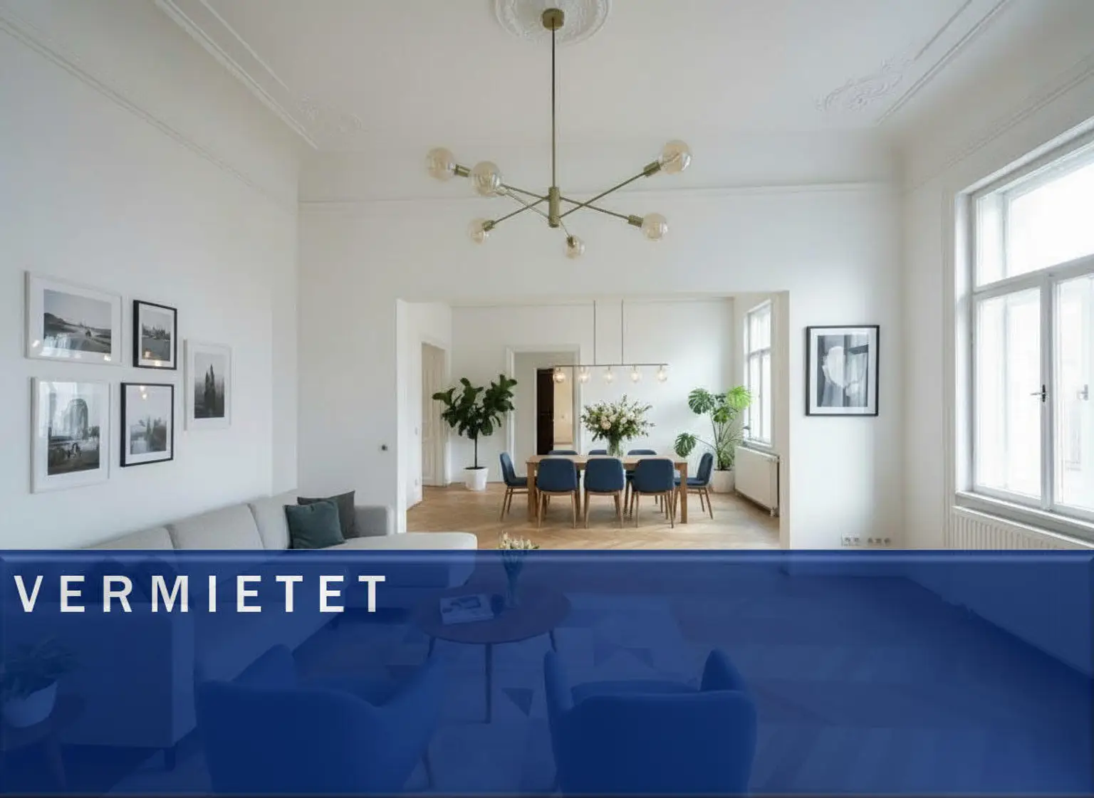 ERSTBEZUG NACH GENERALSANIERUNG: Einzigartige helle Altbauwohnung mit Stuckdecken in ruhiger Lage und einem kleinen Balkon