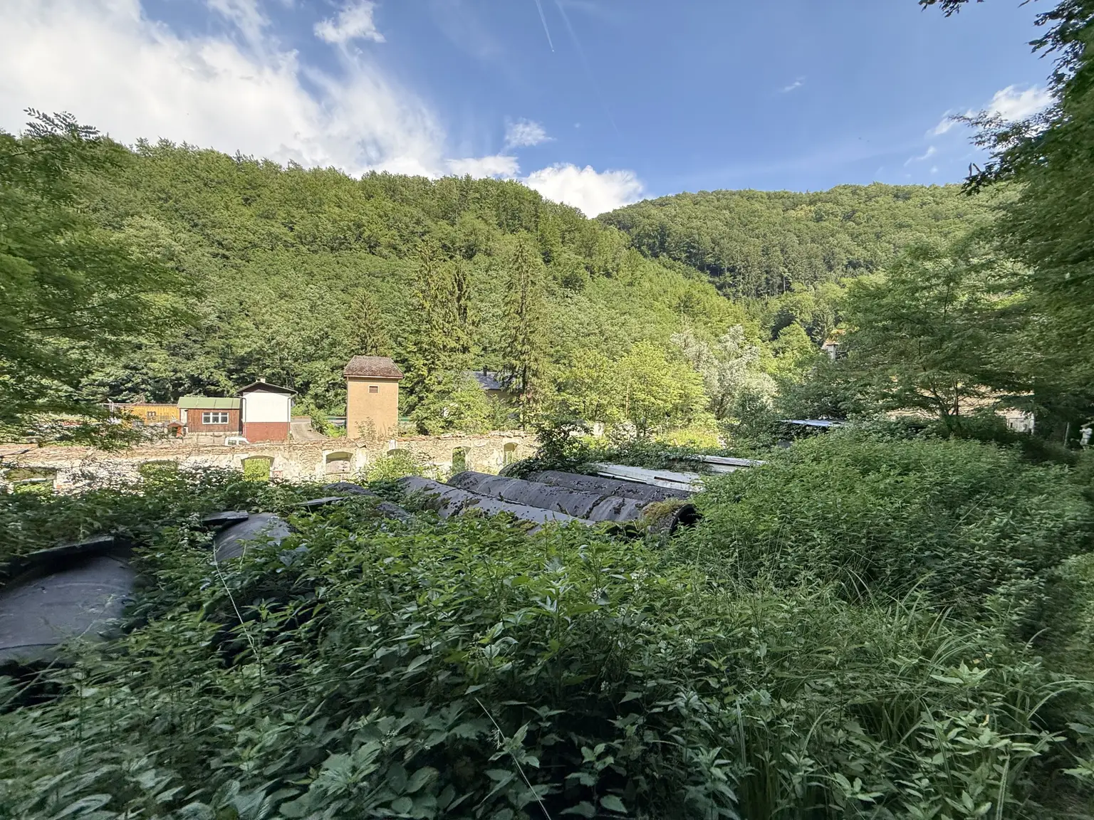 Blick gen ehemaliges Wirtschaftsgebäude