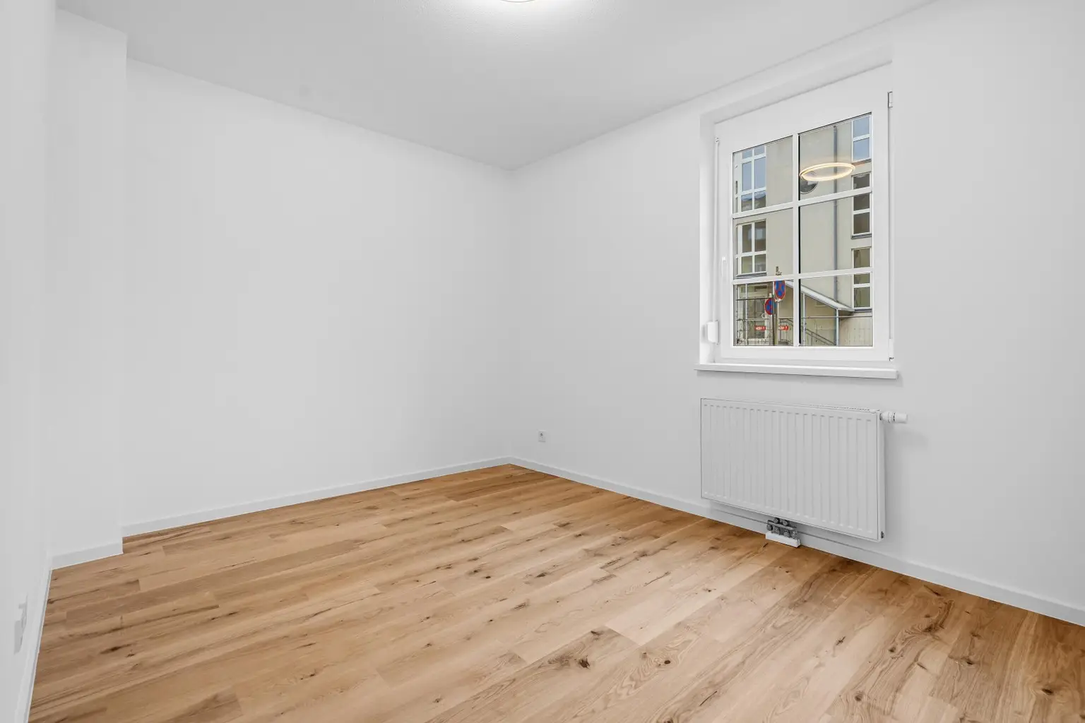 "Helle, Top-renovierte Eigentumswohnung mit Balkon & Garagenplatz – ruhig wohnen, zentral leben"