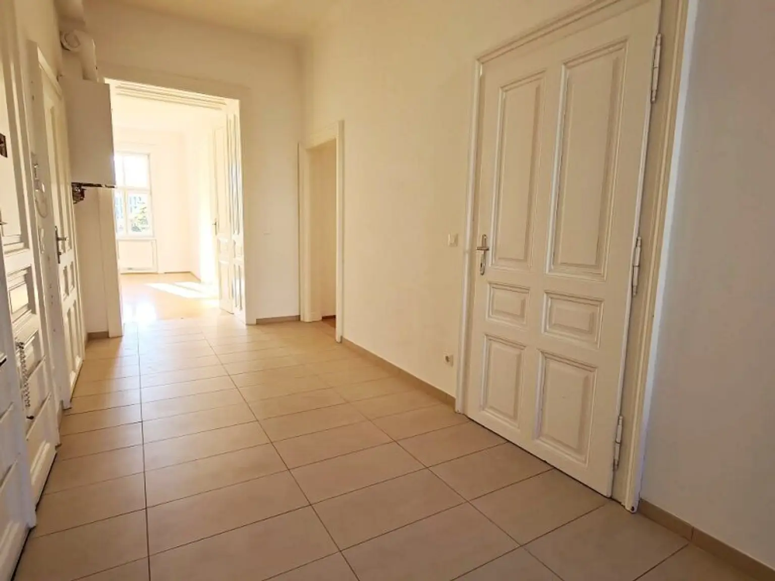 ROCHUSMARKT-NÄHE, sonnige 103 m2 Altbau, 3 Zimmer, WG-geeignet, Küche, Wannenbad, Parketten, Geusaugasse