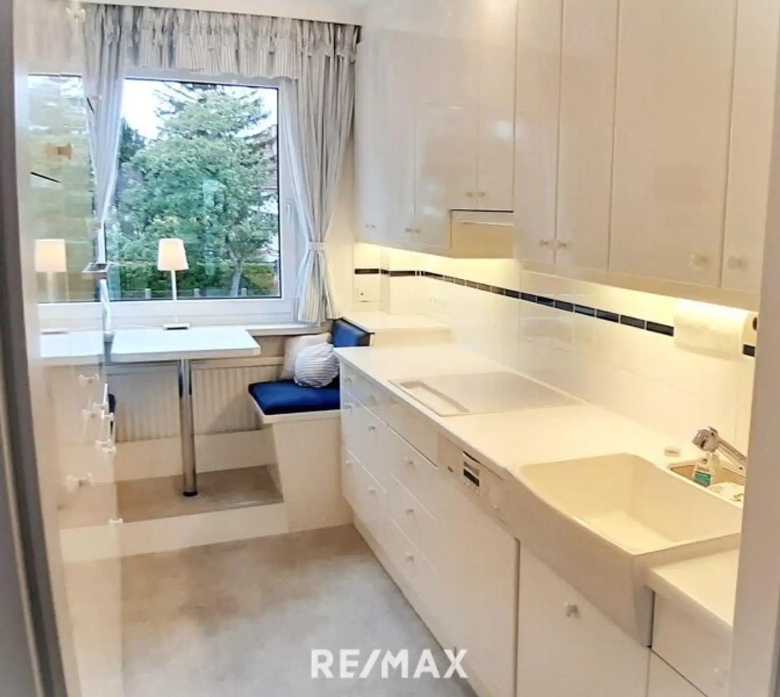 Küche weißes Induktionsfeld, Geschirrsp.