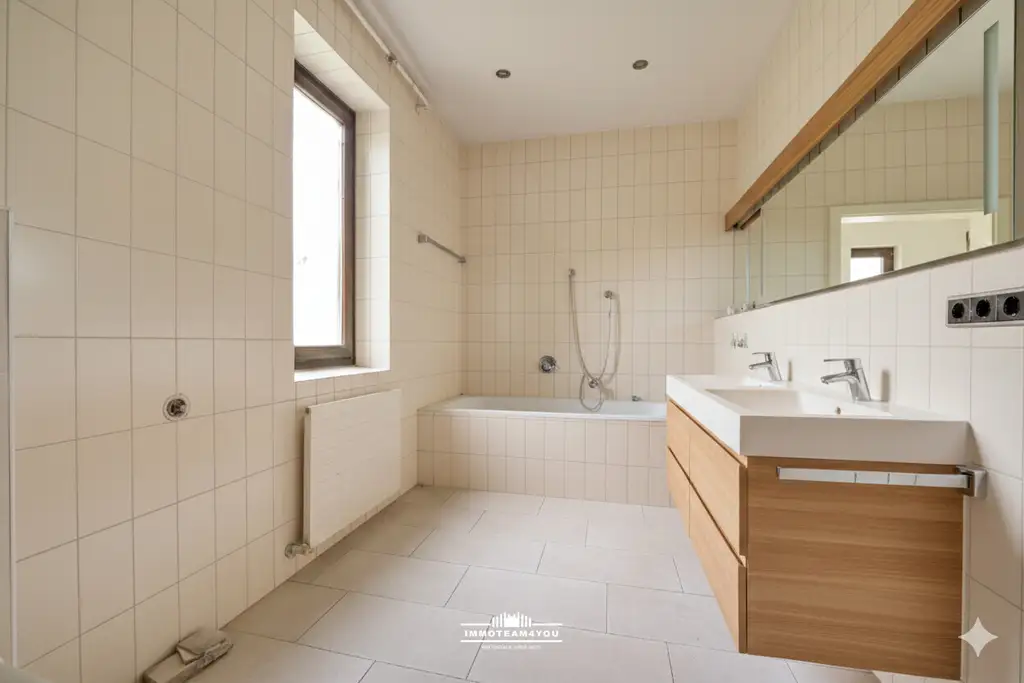 Sie brauchen viel Platz? Wir haben die Lösung. Sanierungsbedürftiges Architektenhaus in bester Lage.