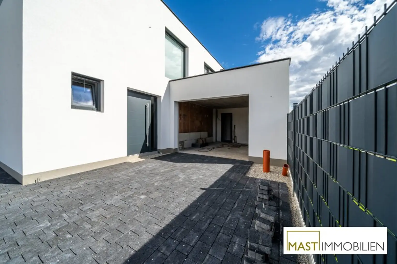 ERSTBEZUG - Modernes Einfamilienhaus mit 148 m² Wohnfläche, Balkon, Terrasse & 2 PKW-Stellplätzen in Strasshof – belagsfertig!