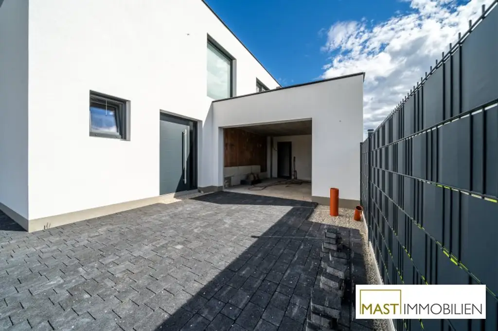 ERSTBEZUG - Modernes Einfamilienhaus mit 148 m² Wohnfläche, Balkon, Terrasse & 2 PKW-Stellplätzen in Strasshof – belagsfertig!
