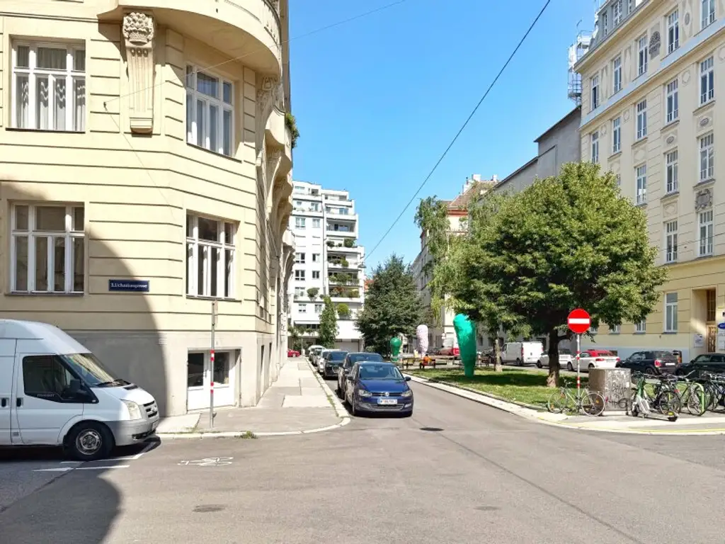 Erstbezug nach Sanierung Altbau Landstraße – 4-Zimmer-Wohnung mit Balkon