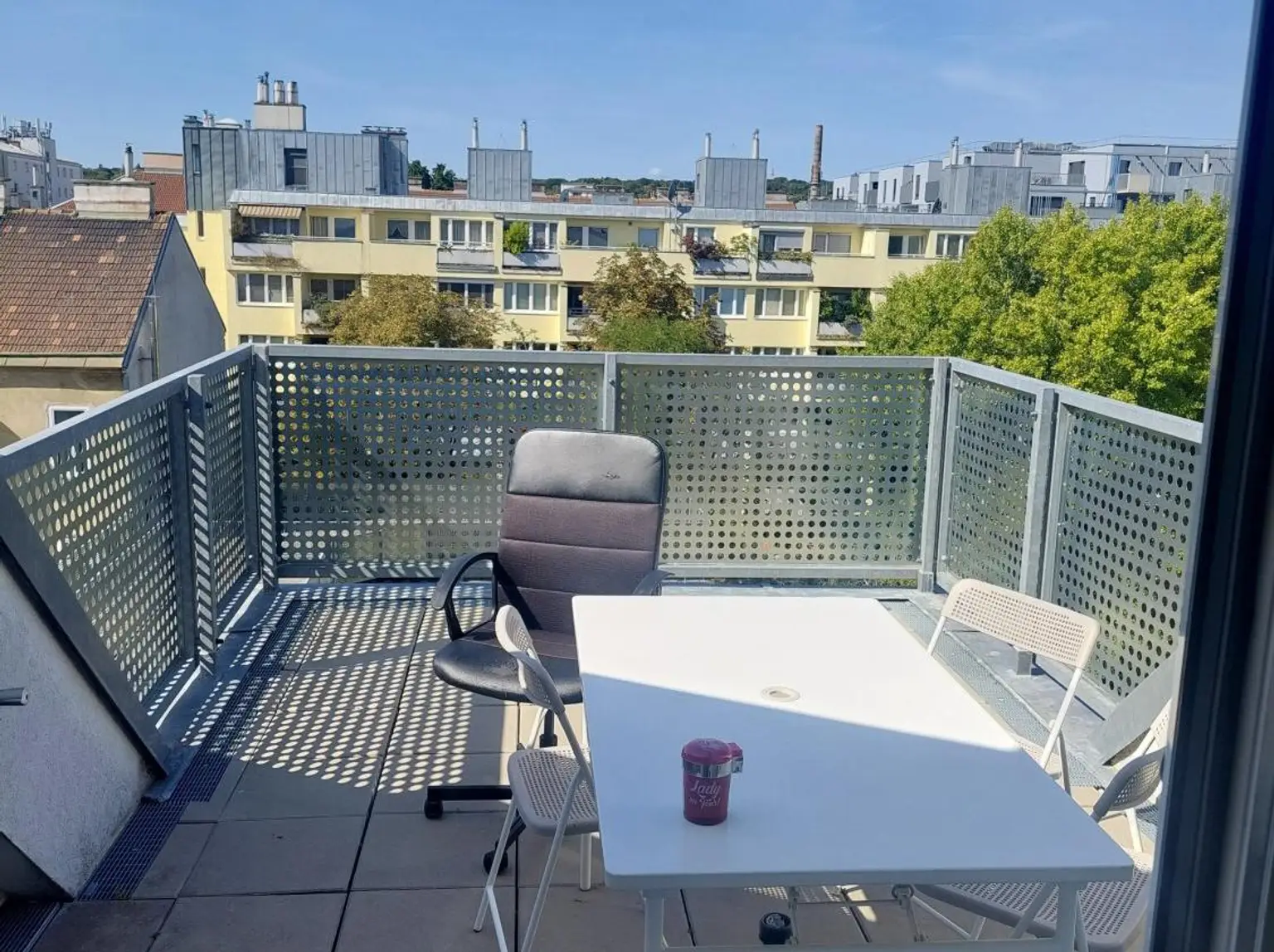 Ein WG-Zimmer in der Lorystraße wartet auf DICH!