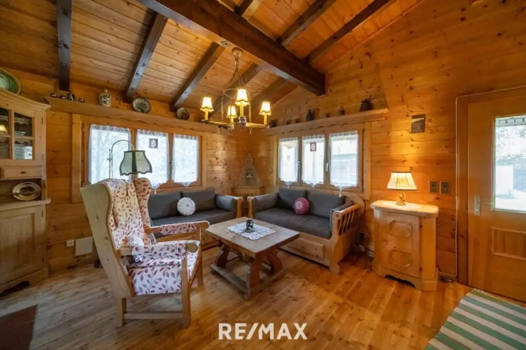 „Wohnen im Einklang mit der Natur – Stilvolles Holzhaus in traumhafter Ruhelage auf unverbaubarem Grundstück“