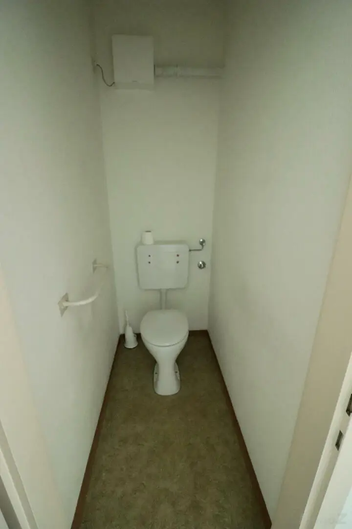 1 Zimmer mit möblierter Küche und Möbeln in Übelbach