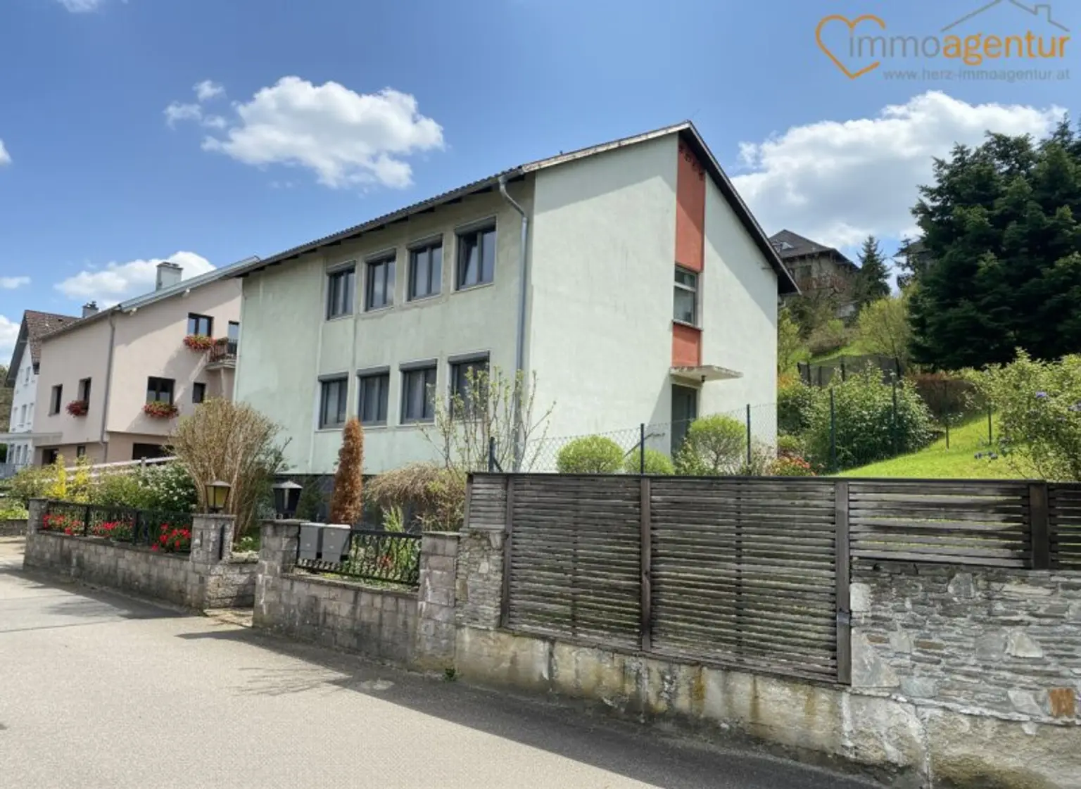 MODERNISIERTES WOHNJUWEL: 2-3 Wohneinheiten in Thalheimer Elite-Lage!