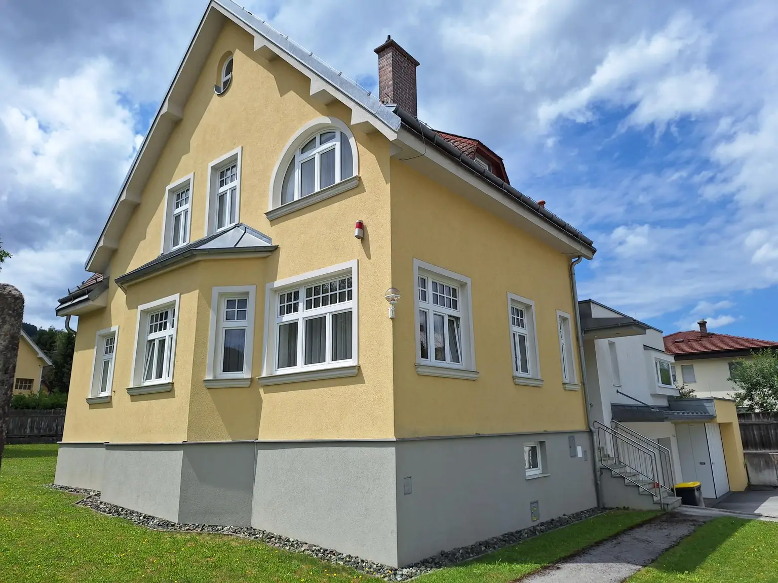 VILLA IN HAINFELD - WOHNEN UND ARBEITEN MÖGLICH