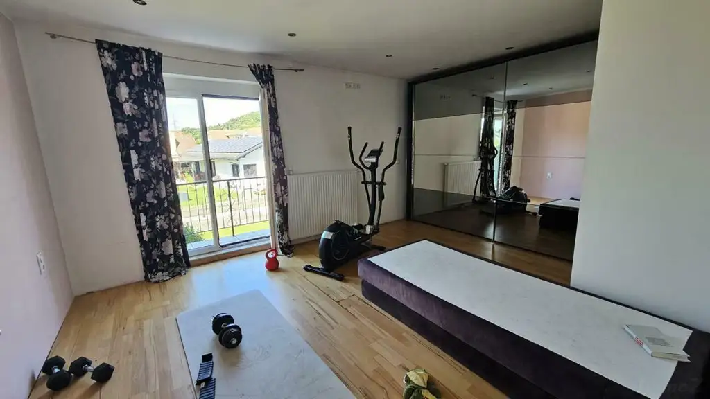** Großzügiges & edel saniertes Stadthaus ** Hochwertige Ausstattung ** 3 Bäder ** Einliegerwohnung ** absolute Ruhelage **