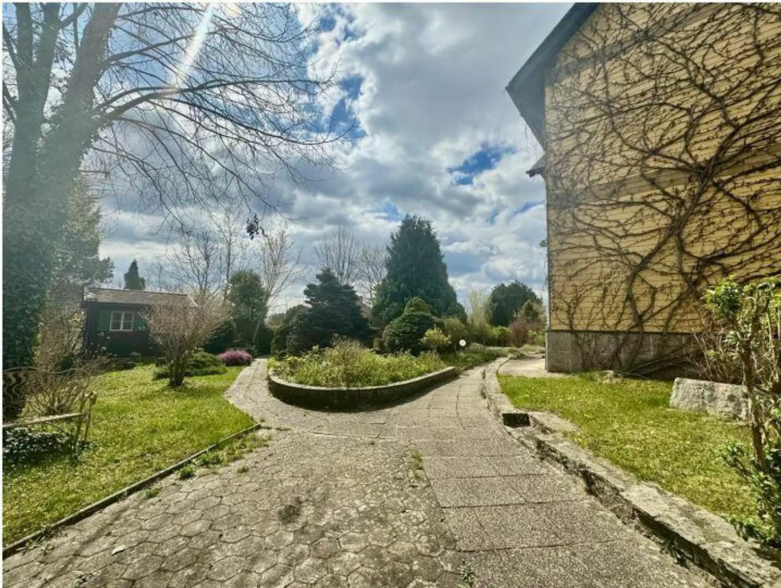 **Villa mit Türmchen in bester Lage  ** 2 Wohneinheiten ** parkähnlicher Garten **2 Parzellen **