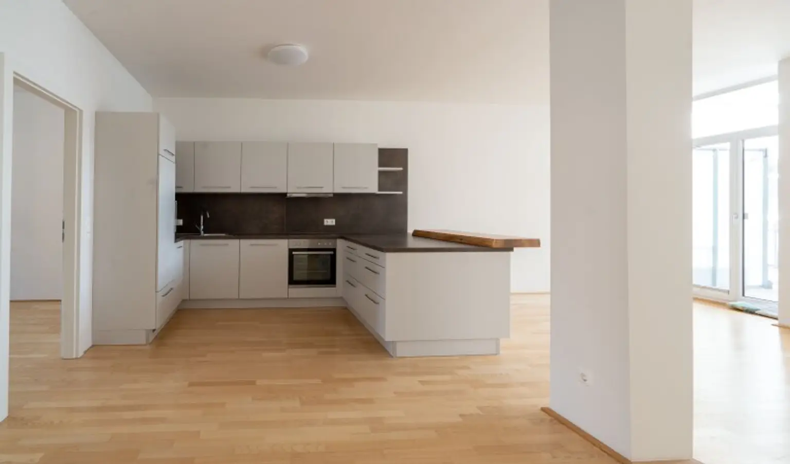 Nähe Landstraße: Moderne 3-Zimmer Wohnung mit Balkon und TG-Parkplatz zu mieten!
