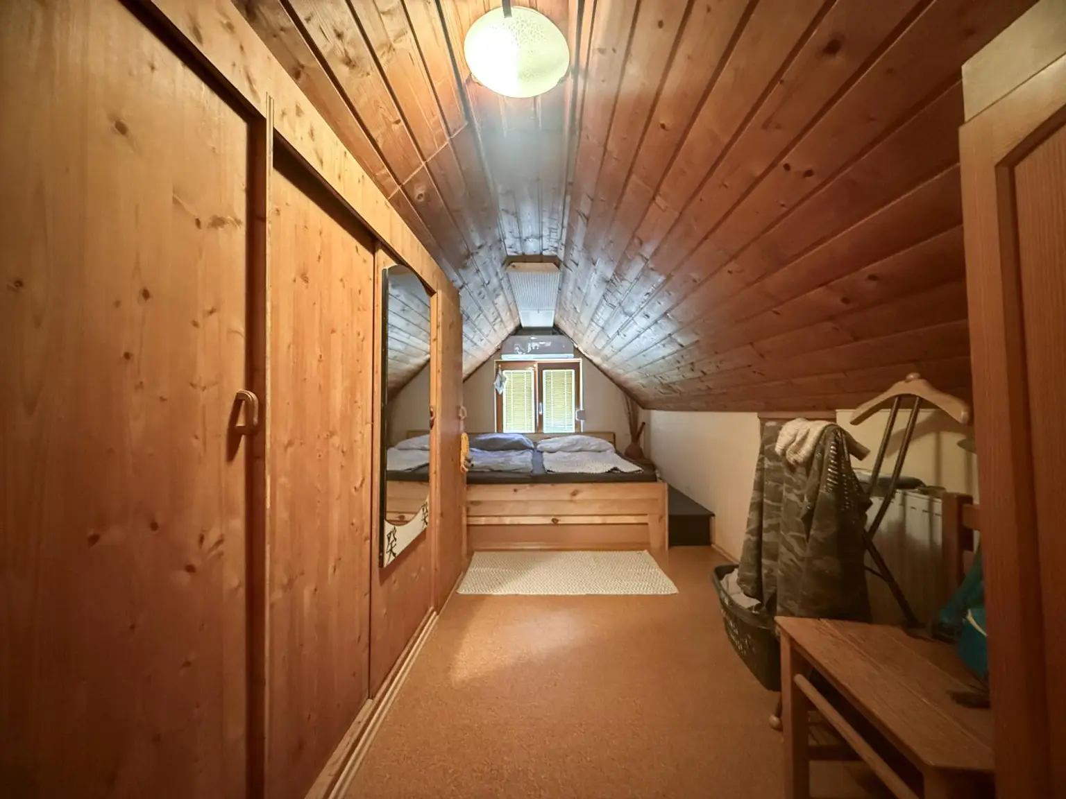 *** kleines gemütliches, möbliertes Häuschen mit Gartenparadies in der Waldrandsiedlung, mit Photovoltaik, Brunnen, Sauna, Garage, Carport,….. ***