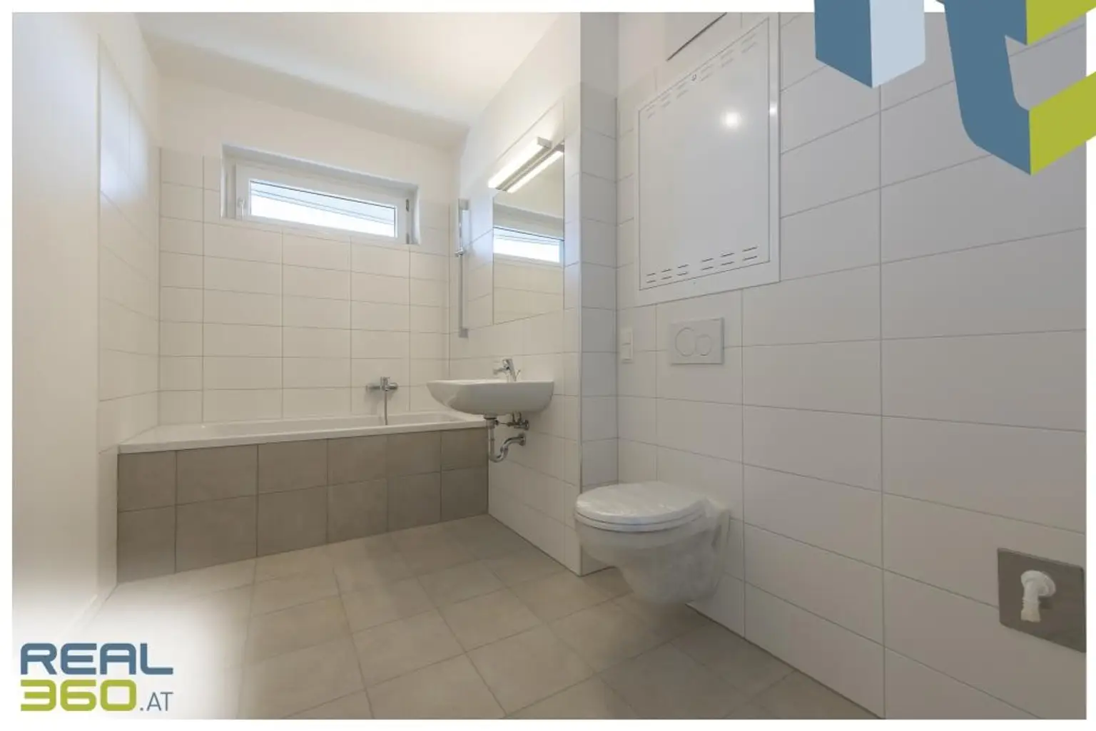 Badezimmer mit Badewanne und Toilette