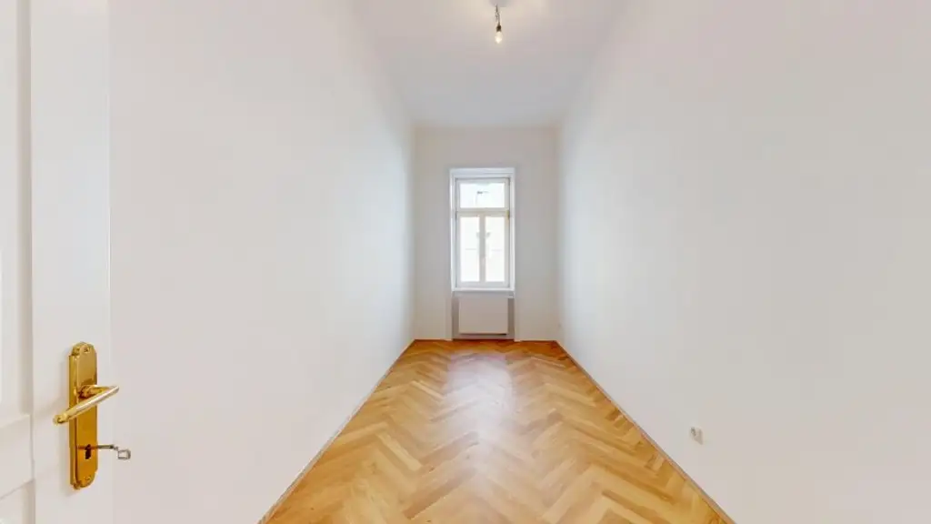 2 -Zimmer-Altbauwohnung - Sanierungsbedürftig