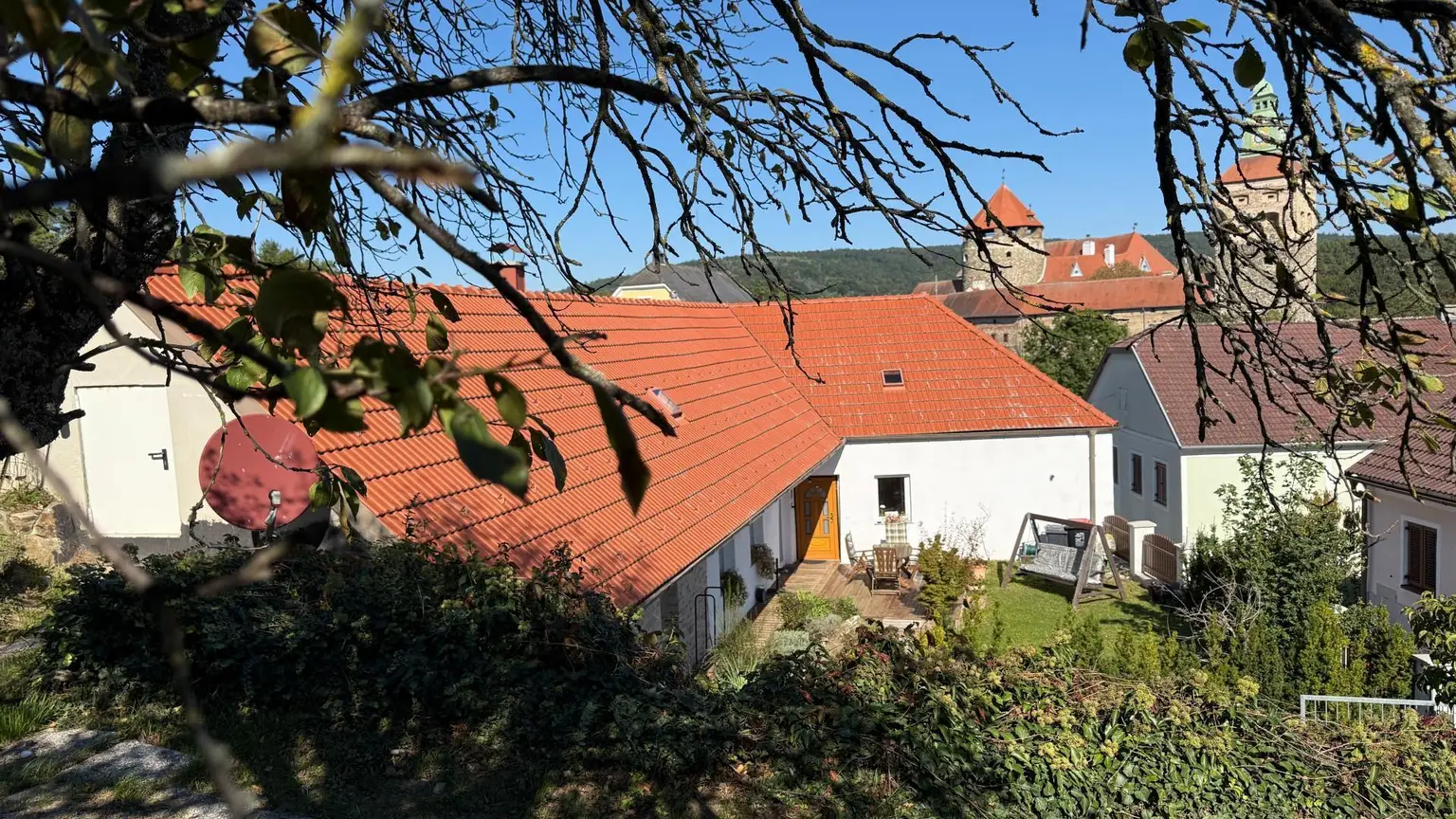 zentrale Lage mit Burgblick