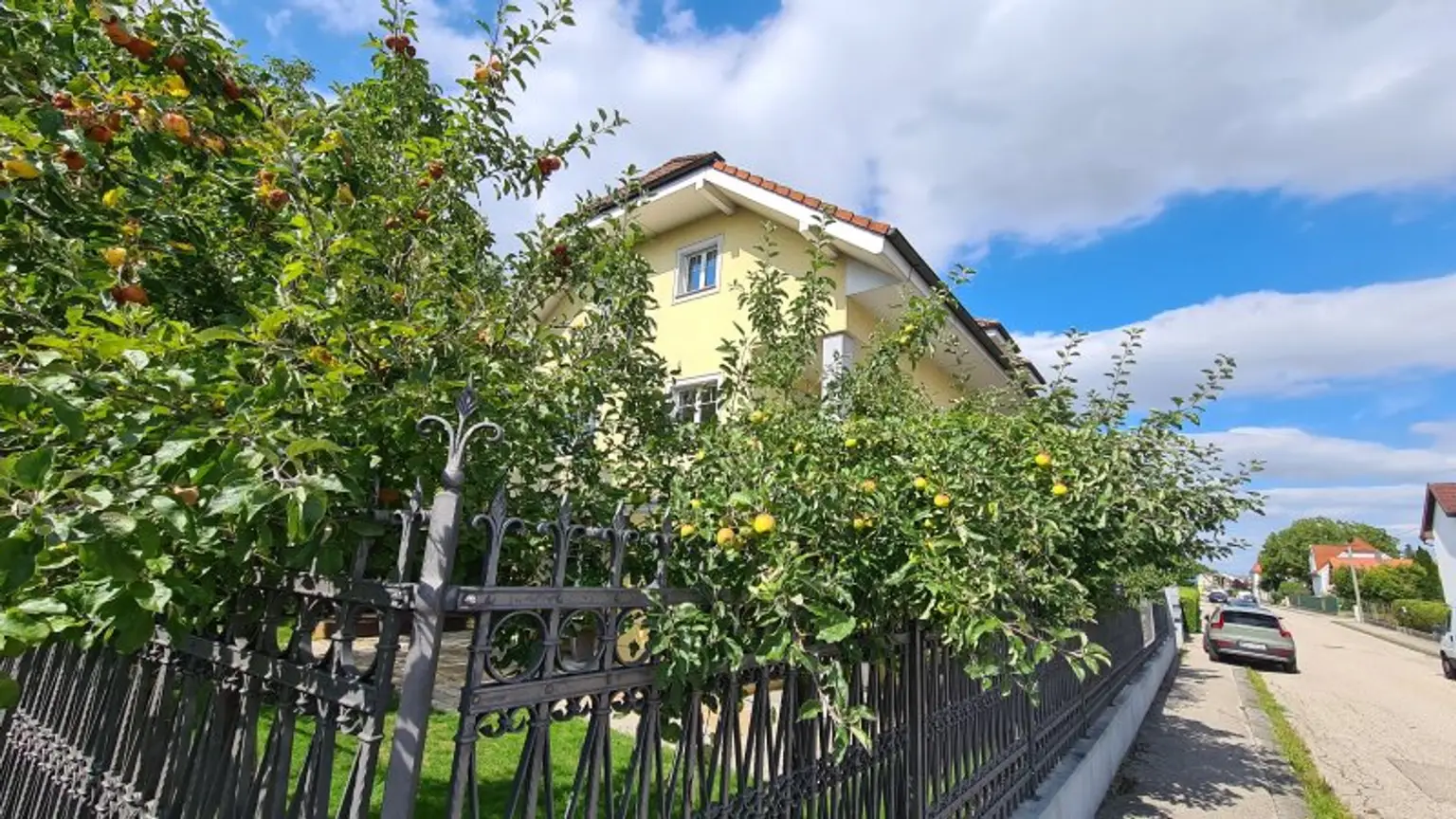 Sehr ruhige Siedlungslage - Riesige (teilbare)  Etagenwohnung mit 2 Balkonen, Garage, Sauna in einem sehr gepflegten Haus
