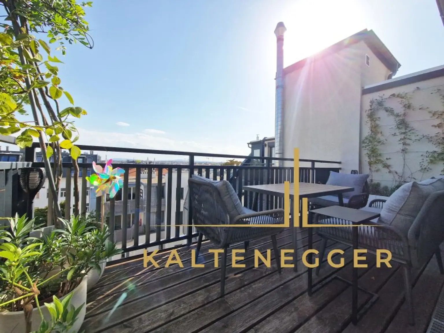 Terrasse, von der Wohnküche aus begehbar, südseitig ausgerichtet, ca. 10,53 m²