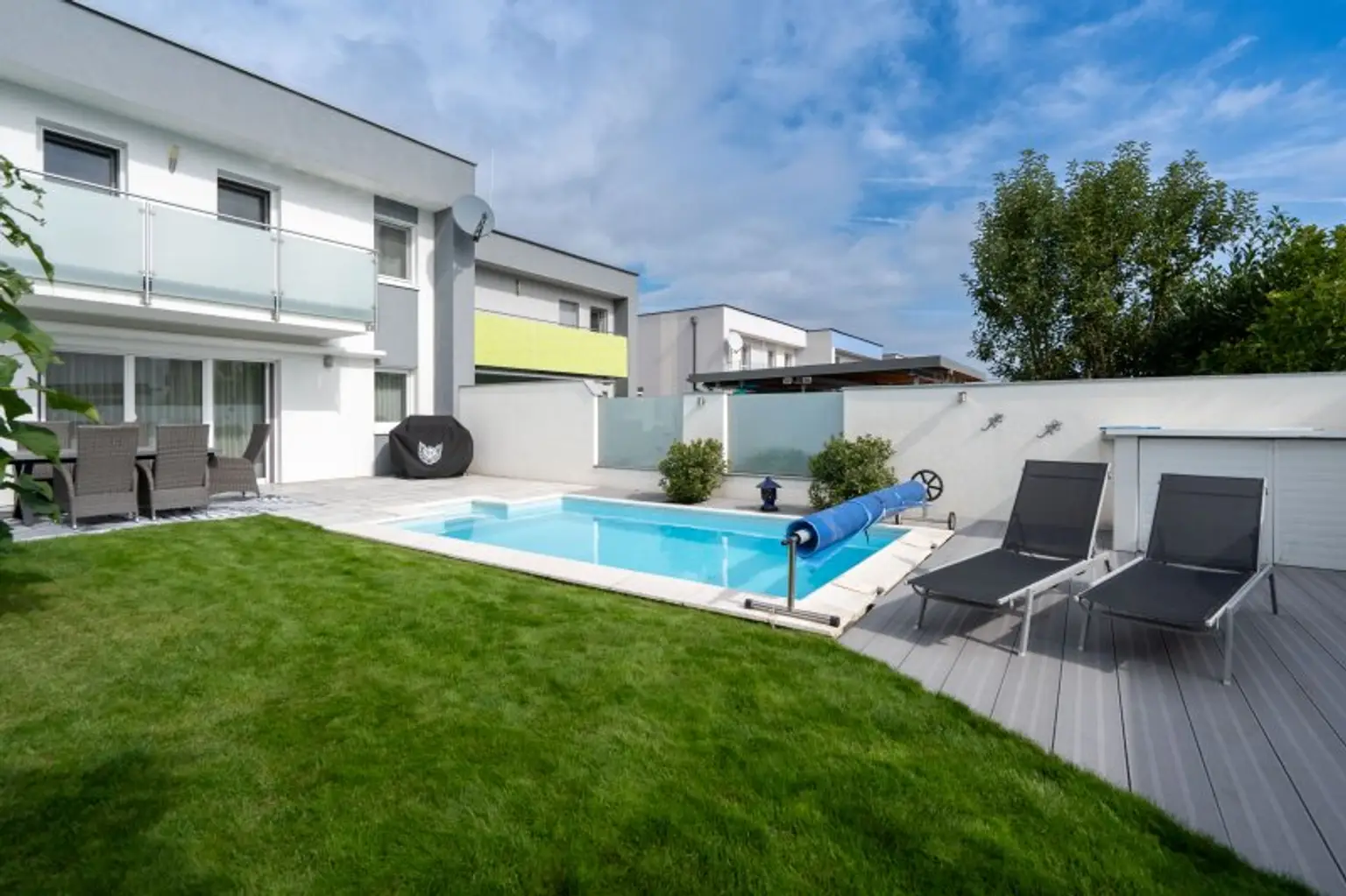 Traumhafte Doppelhaushälfte in Rutzing – Modernes Wohnen mit Pool, Kamin und großzügigem Garten!