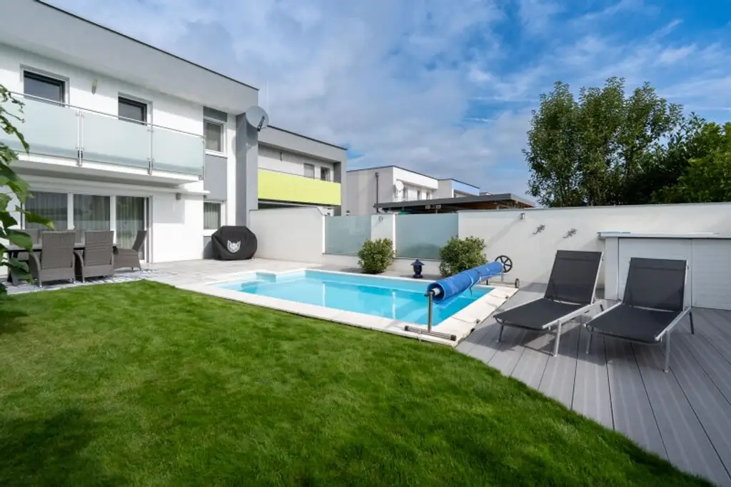 Traumhafte Doppelhaushälfte in Rutzing – Modernes Wohnen mit Pool, Kamin und großzügigem Garten!