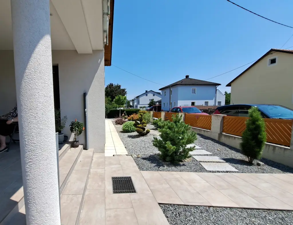 Wohnjuwel mit 2 Wohnungen (ca. 290 m² Wfl.), 2 Terrassen, Gartenareal mit Pool & Poolhaus - Neuzeug