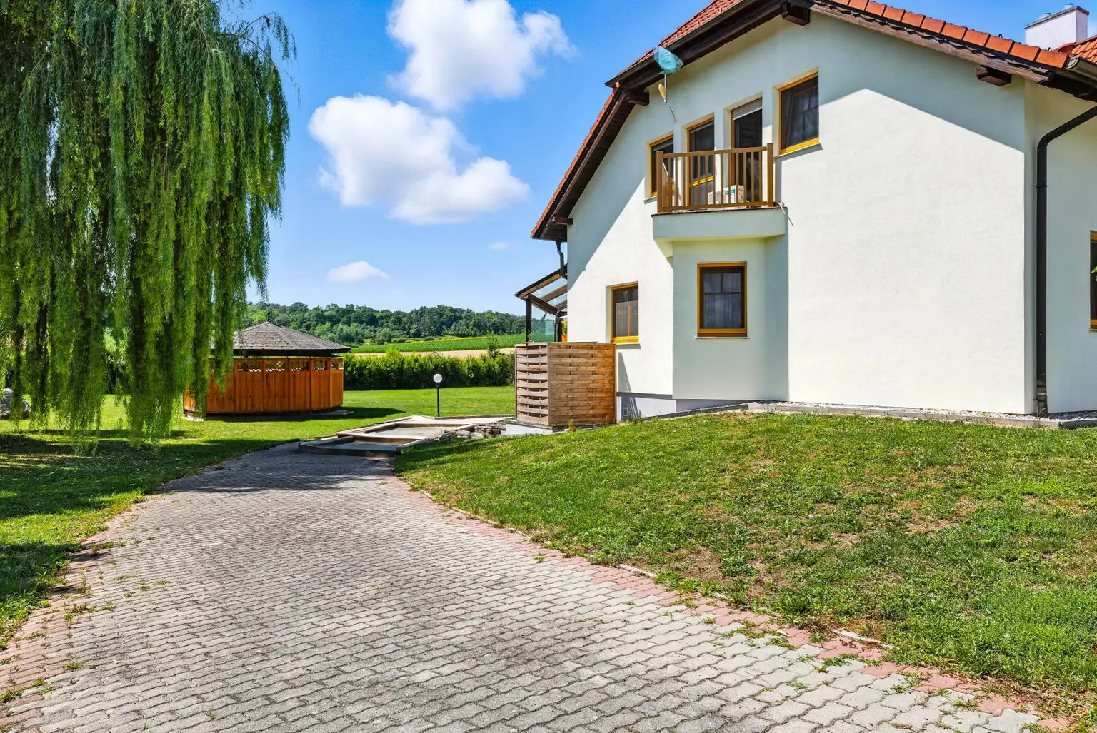 HOCHKARÄTIGES WOHNEN IN GRÜNRUHELAGE! WOHLFÜHL-REFUGIUM DER EXTRA KLASSE: TRADITION TRIFFT MODERNSTEN KOMFORT!