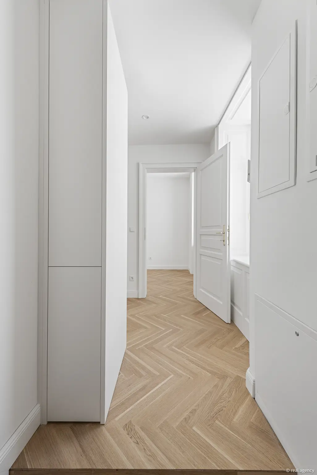 EIN WIENER ALTBAU, ZEITGEMÄSS GEDACHT