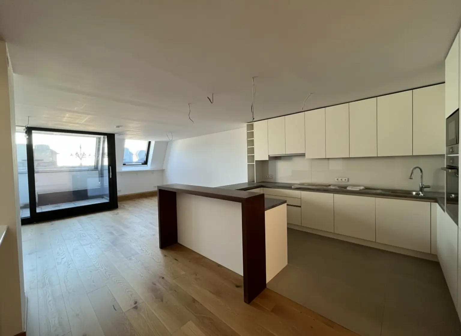 UNBEFRISTET: Klimatisierte Dachgeschosswohnung mit 2 Loggien in Top Lage
