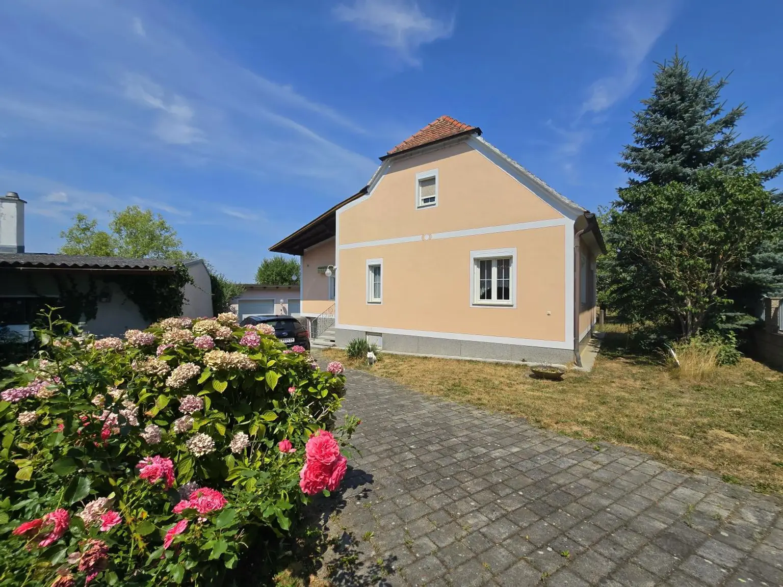 Haus mit Einfahrt