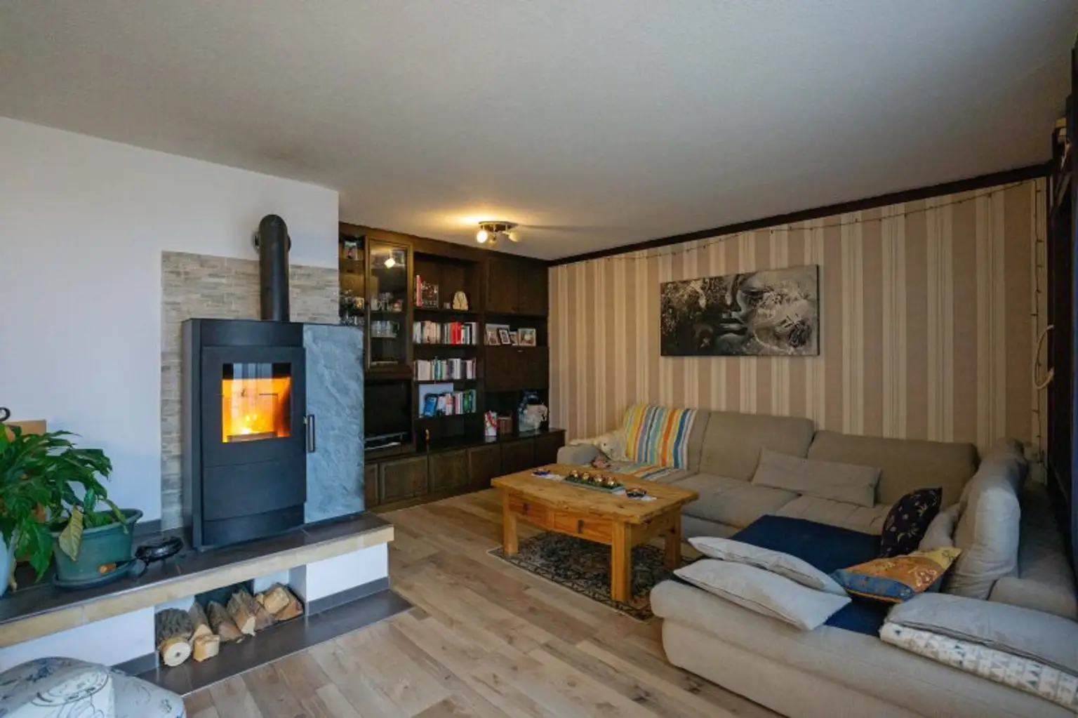 Wohnzimmer mit Balkon und direktem Gartenabgang