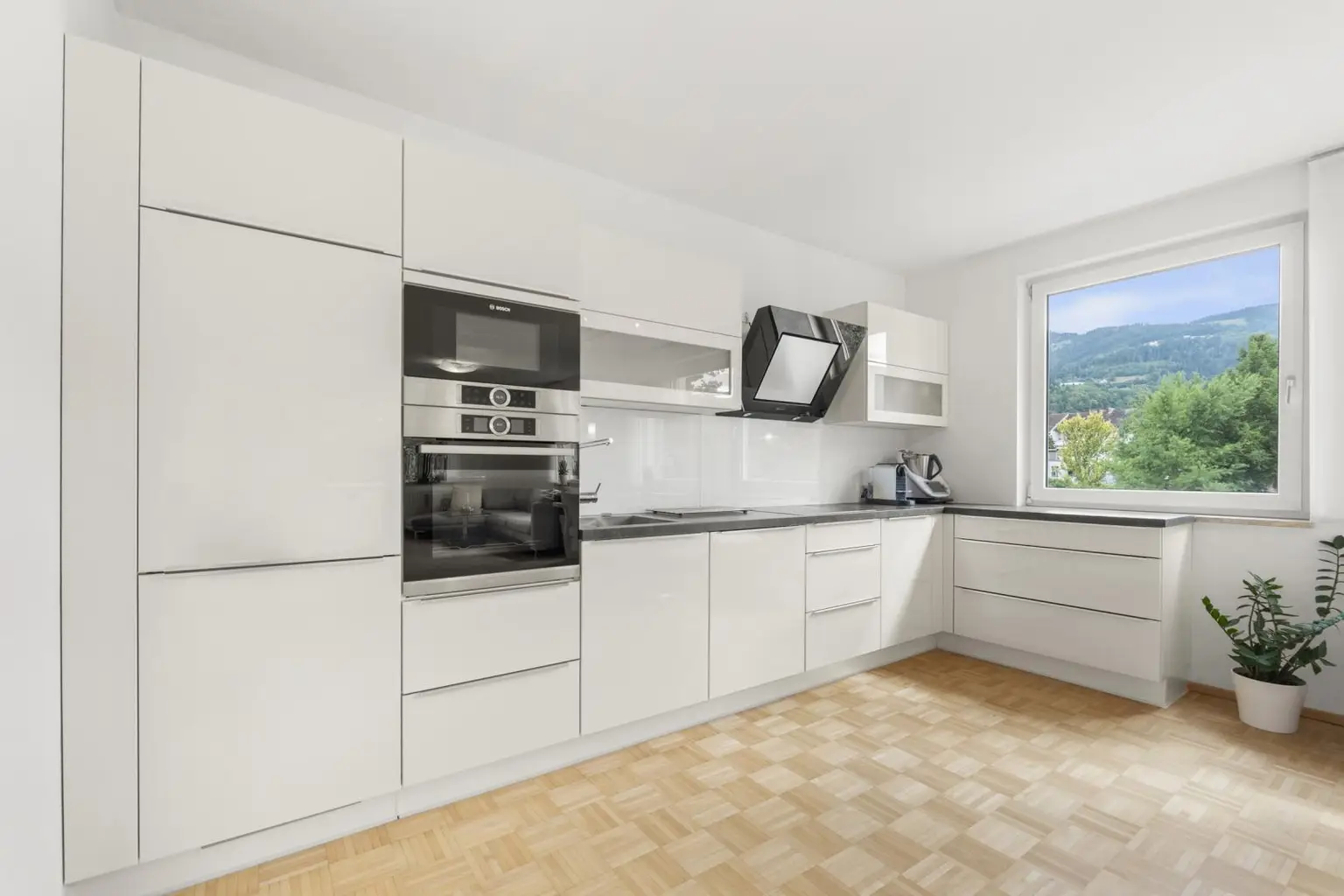 Ihr künftiger Wohntraum: Moderne, neu renovierte 3,5-Zimmer-Wohnung mit Loggia in ruhiger, zentraler Lage