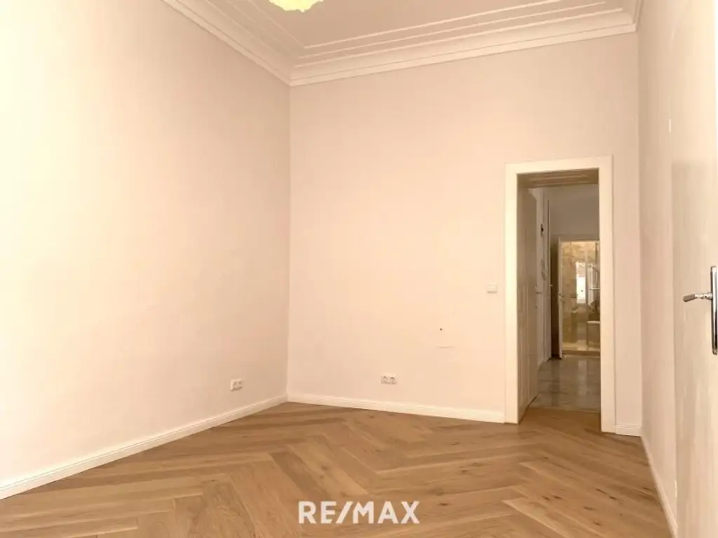 Erstbezug nach Sanierung - Altbau-Flair in AKH/U6-Nähe!