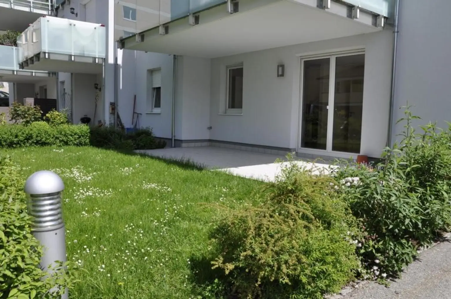 Moderne 4-Zimmer-Wohnung mit Eigengarten, in zentraler Lage und absoluter Seenähe!